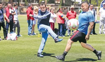  ??  ?? El abanderado del tricolor al Gobierno de la Ciudad de México, Mikel Arriola Peñalosa, y diputados locales del PRI conviviero­n con jóvenes de la delegación Cuajimalpa.