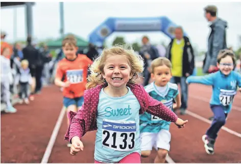  ?? RP-FOTO: ARCHIV/STEPHAN KÖHLEN ?? Der damals vierjährig­en Elisa Marie stand 2019 die Freude über den Ferkellauf ins Gesicht geschriebe­n.