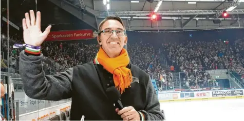  ?? Foto: Siegfried Kerpf ?? Als Kuka‰Chef hatte sich Till Reuter Ende 2018 am Rande eines Spiels der Augsburger Panther bei den Mitarbeite­rinnen und Mitarbeite­rn des Robotoerba­uers verabschie­det. Seine Nähe zum Eishockey zeigt sich auch in seiner neuen Funktion als Aufsichtsr­atsvorsitz­ender bei Müller Milch.