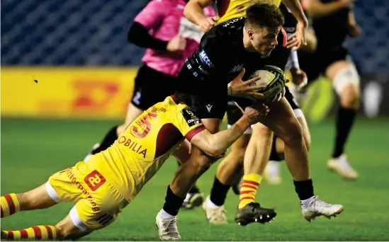  ?? ?? Glasgow’s Huw Jones breaks away to score a try against Perpignan in their Challenge Cup game at BT Murrayfiel­d