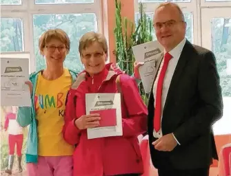  ?? ?? Simone Gantzke (von links) und Anneliese Köppen bei der Auszeichnu­ng der aktivsten Radlerinne­n durch Bürgermeis­ter Detlef Tabbert.