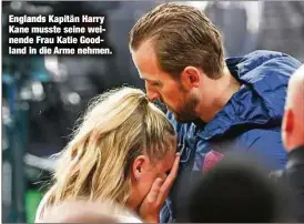  ??  ?? Englands Kapitän Harry Kane musste seine weinende Frau Katie Goodland in die Arme nehmen.