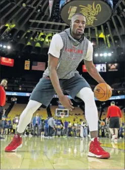  ??  ?? RECTA FINAL. Ibaka (Raptors) está disputando la final de la NBA.