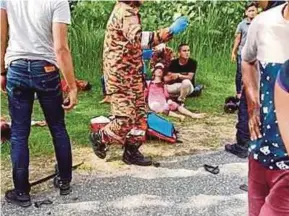  ??  ?? Anggota bomba bersama orang ramai membantu mangsa kemalangan di KM16 Jalan Lipis-benta berhampira­n Simpang Taman Jelai, petang semalam.