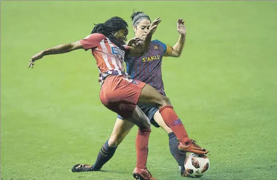  ?? FOTO: P. PUNTÍ ?? Los dos grandes, frente a frente El Barça ganó al Atlético en el Mini en Liga el pasado noviembre. Hoy está en juego la final de la Copa de la reina