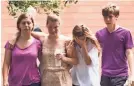  ?? MARIE DE JESUS/HOUSTON CHRONICLE VIA AP ?? Students await their parents after a shooting at Santa Fe High School.