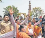  ?? AMAL KS/HT ?? Members of right-wing organisati­ons outside the Qutub Minar, on Tuesday.