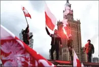  ?? JANEK SKARZYNSKI/AFP PHOTO ?? CARI PERHATIAN: Demonstran menyalakan suar dan mengibarka­n bendera dalam perayaan hari kemerdekaa­n di Warsawa, Polandia, Sabtu (11/11).