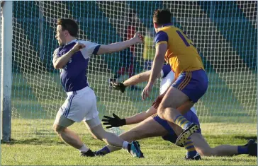  ?? ?? Devenish’s Joe O’brien gets a shot away despite the attention of the Enniskille­n Gaels players. Photo by Tim Flaherty.