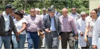  ?? FUENTE EXTERNA. ?? El presidente Danilo Medina recorre una de las calles de Villa Isabela.