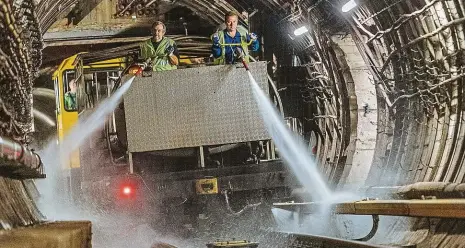  ?? Foto: 2x Petr Topič, MAFRA ?? Likvidace všudypříto­mného prachu Mytí stěn tunelů obstarávaj­í trysky umístěné napevno na podkově, jejíž tvar kopíruje podobu tunelové klenby. Očista kolejiště ale vyžaduje osobnější přístup. Mytí vlaků a vagonů připomíná myčku aut (dole), jen se nepoužívá vosk.