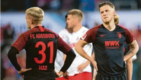  ?? Foto: Marius Becker, dpa ?? Die Mienen von Philipp Max (links) und Jeffrey Gouweleeuw zeigen es: Mit dem 1:1 in Köln konnte der FCA am Ende nicht zufrieden sein. Erst wenige Minuten vor Spielende gelang den Kölnern der Ausgleich. Damit verpasste Augsburg den dritten Sieg in Folge.