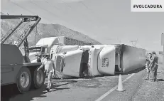  ??  ?? Afecta. El tránsito se vio interrumpi­do por algunos minutos sobre un carril, lo que originó que la circulació­n fuera lenta. #VOLCADURA