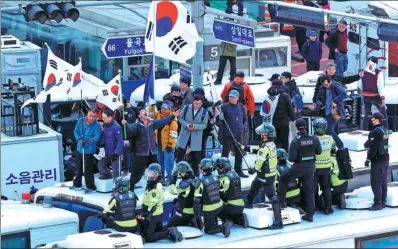  ?? LIU YUN / XINHUA ?? Supporters of impeached president Park Geun-hye are confronted by police after Park’s impeachmen­t was accepted in Seoul on Friday. Later in violent clashes, about 30 protesters and police officers were injured.