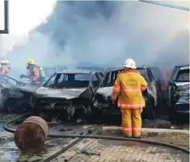  ?? FOTO BOMBEROS ?? Los 31 carros quedaron en pérdida total por las llamas.