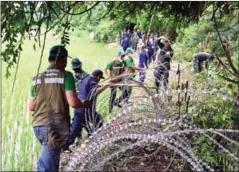  ?? FACEBOOK ?? Banteay Meanchey police chief Ath Khem said the fences were erected on land far away from the border and did not affect Cambodia.