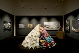  ??  ?? Una sala della mostra con «Metamorfos­i» (1976-2019) di Pistoletto