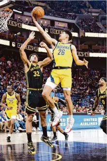  ?? Santiago Mejia/The Chronicle ?? Steve Kerr said it can take time for rookies, such as Trayce Jackson-Davis (32), to improve their on-court communicat­ion.