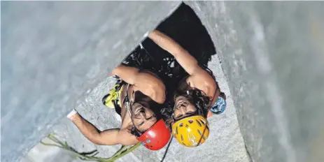  ?? FOTOS: SERVUSTV/HEINZ ZAK ?? Alexander (links) und Thomas Huber gemeinsam im Felsen.