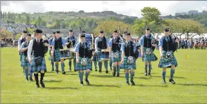  ?? 06_a20gourock­games05 ?? Right: Dunoon Grammar School Pipe Band complete their competitio­n set.