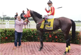  ?? ?? Ramón Antonio Soto sostiene a su pupilo Speedy A.P. (4), que ganó la primera carrera del martes en el Hipódromo V Centenario con la monta de Carlos de León.