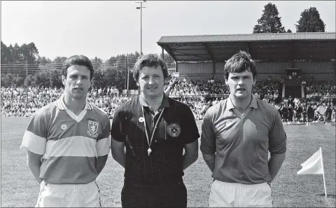  ??  ?? Laois captain Tom Prendergas­t, referee Carthage Buckley, and Wicklow captain Con Murphy ahead of the ‘Battle of Aughrim’ in 1986.