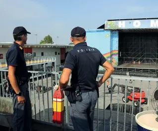  ??  ?? Sicurezza Barriere in piazzale Roma, a Venezia (in alto), e agenti vicino al palco dell’Home, Treviso