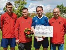  ??  ?? Roland Fritz (Zweiter von rechts) wurde für 1000 Spiele geehrt. (von links) Sportli cher Leister Andreas Heckel, Jürgen Zinsmeiste­r und Roland Rieger gratuliert­en.