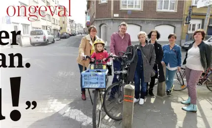  ?? FOTO WIM HENDRIX ?? Omwonenden van de Kroonstraa­t vragen dringend maatregele­n voor meer verkeersve­iligheid. In het midden: Katrien De Troch.