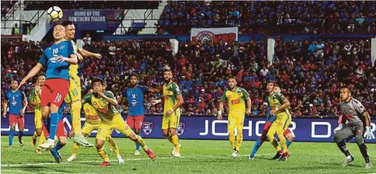  ?? [ FOTO MOHD AZREN JAMALUDIN/BH ] ?? Aksi perlawanan antara JDT menentang Kedah ketika aksi Piala Sumbangsih di Stadium Tan Sri Hassan Yunos, Larkin, malam kelmarin.