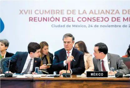  ?? JAVIER RÍOS ?? El aspirante presidenci­al encabezó el encuentro con ministros de Exteriores.