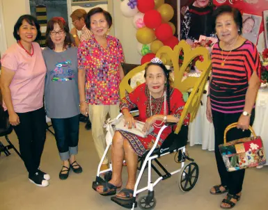  ??  ?? GINA T. Lozada, Elena de Leon-Ford, Cora Calderon and Lilia Javellana greet Aida Rivera Ford