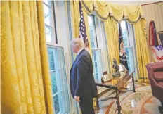  ??  ?? El presidente Donald Trump en la Oficina Oval el 27 de abril de 2017. Los detalles de lo que pasa en su administra­ción son expuestos en un libro.