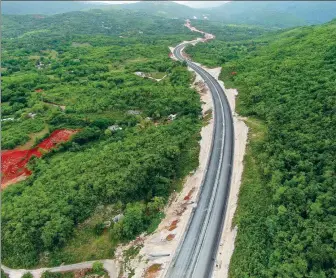  ?? PHOTOS PROVIDED TO CHINA DAILY ?? Clockwise from left: The southern coastal highway improvemen­t project is praised by Jamaica leaders as “a road to a better future”. Su Yansong, vice-president of CHEC, delivers a speech at the groundbrea­king ceremony of the Montego Bay perimeter road project. Chen Daojiang (center), China’s ambassador to Jamaica, pays a visit to the SCHIP project and poses a picture with CHEC executives in August.