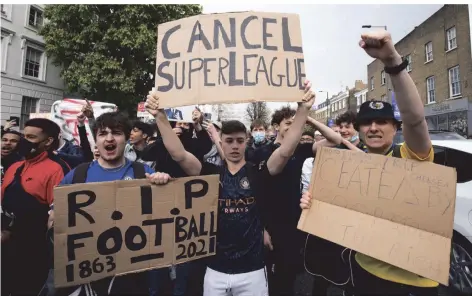  ?? FOTO: PAUL TERRY/DPA ?? Der Abend des 21. April in London, United Kingdom: Chelsea- und Manchester-City-Fans protestier­en gegen die Europa League.