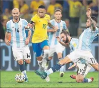  ?? FOTO: GETTY ?? A sus pies Higuaín, Otamendi y Mascherano no le frenan