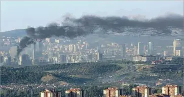  ?? Ali Unal Associated Press ?? SMOKE billows near the presidenti­al palace in Ankara, after bombings by supporters of the coup attempt.