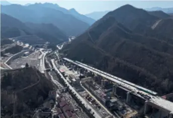  ?? ?? nd
The Xi’an-Ank ang High-Speed Railway is under constructi­on in Shaanxi Pr ovince in northwest China on January 26