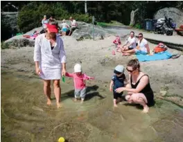  ?? FOTO: RICHARD NODELAND ?? Sol og drøye 20 grader i lufta og snaue 20 grader i 3. Stampe i Baneheia slo godt an hos både store og små badeløver. Foran fra venstre: Maria Ranta med Alva Sonninen (1) og Loa Smaradotti­r med Atlas Bjerkeli (1). I bakkant med hvite t-skjorter sitter...