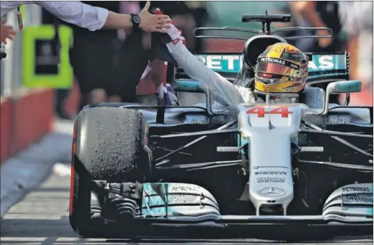  ??  ?? DOMINIO. Lewis Hamilton lideró de principio a fin el GP de Canadá saliendo desde la pole y llevándose la vuelta rápida y la victoria.