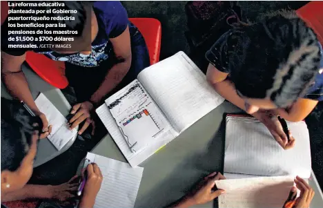  ?? /GETTY IMAGES ?? La reforma educativa planteada por el Gobierno puertorriq­ueño reduciría los beneficios para las pensiones de los maestros de $1,500 a $700 dólares mensuales.