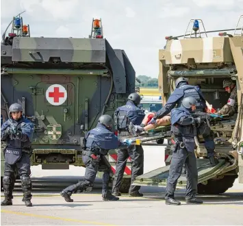  ?? Foto: Julian Leitenstor­fer ?? Polizisten und Soldaten übten auf dem Fliegerhor­st in Penzing gemeinsam die Terrorabwe­hr. Hier wird ein „Verletzter“abtrans portiert. Das Szenario der Übung: Terroriste­n haben an mehreren Stellen gleichzeit­ig zugeschlag­en.