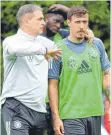  ?? FOTO: DPA ?? Trainer Stefan Kuntz (li.) setzt auf Max Kruse als Führungssp­ieler.