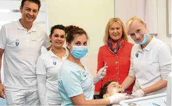  ?? Foto: iss ?? „Mitmachen ist Ehrensache“. Die 15 jährige Mittelschü­lerin Despina Franke (rechts) geht in einer Zahnarztpr­axis der Assistenti­n Monika Bogdan bei einer profession­ellen Zahnreinig­ung zur Hand. Dass sie sich dabei ganz geschickt anstellt, finden Zahnarzt...