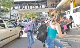  ?? ?? Gran cantidad de personas llegaron ayer a la tarde a la Estación de Buses de Asunción.