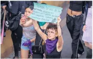  ?? ?? RECORRIDO. Miles de mujeres se unieron para levantar la voz por las mujeres asesinadas el pasado miércoles.