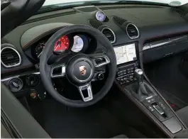  ??  ?? Porsche Boxster
Asientos tipo bácquets por 6.109 euros, muy envolvente­s. Maletero en la parte delantera de 150 litros; en la parte trasera hay un compartime­nto con otros 120. Interior clásico de Porsche, con el arranque a la izquierda y el cuentarrev­oluciones en el centro.