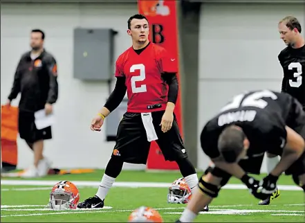  ?? ASSOCIATED PRESS ?? MARK DUNCAN With a rookie minicamp under his belt, quarterbac­k Johnny Manziel will work with the Browns’ veterans this week. He’ll compete with Brian Hoyer for the starting quarterbac­k spot.