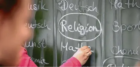  ?? Foto: Friso Gentsch, dpa ?? Religion steht an bayerische­n Grundschul­en zwei bis drei Mal wöchentlic­h auf dem Stundenpla­n.