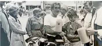  ?? FOTO: PRIVAT ?? Rudolf Jacob bei seiner Ankunft nach einer Fahrradtou­r von Nizza nach Saarbrücke­n im Mai 1984.